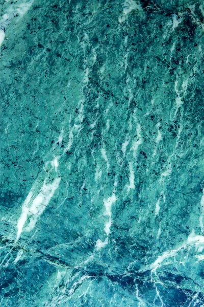 Фотография цветного камня на фоне каменной стены — стоковое фото