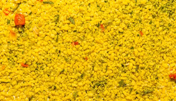 Φωτογραφία από κοντινό ανάγλυφο του παγκόσμιου κίτρινου μπαχαρικού για διαφορετικά τρόφιμα, φόντο — Φωτογραφία Αρχείου