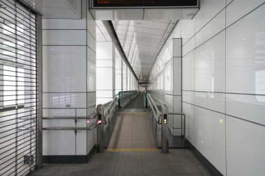 Tokyo, Japonya-Haziran 3, 2018: Hareketli bir geçit ya da hareketli kaldırım boyunca yeraltı Shinjuku içinde sokak yüklenir. Sabahın erken saatlerinde işlemini durdurur.