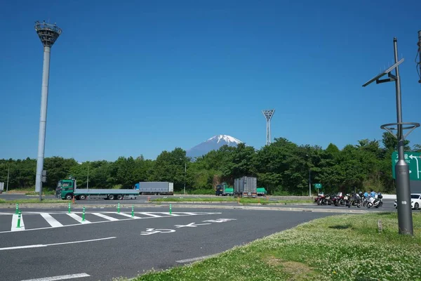 2018 東名高速道路足柄休憩所 晴れた日にこのサイトから富士山の眺めを楽しむことができます — ストック写真