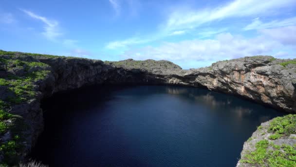 2018年7月7日 下地岛是一个蓝色的洞 它由两个湖泊组成 由于跃变而引起的颜色变化 — 图库视频影像