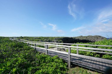 Okinawa, Japan-Temmuz 7, 2018: Tori Ike Shimoji Adası'nda mavi bir delik olduğunu. İki göl oluşur. Renk değişiklikleri nedeniyle thermocline.