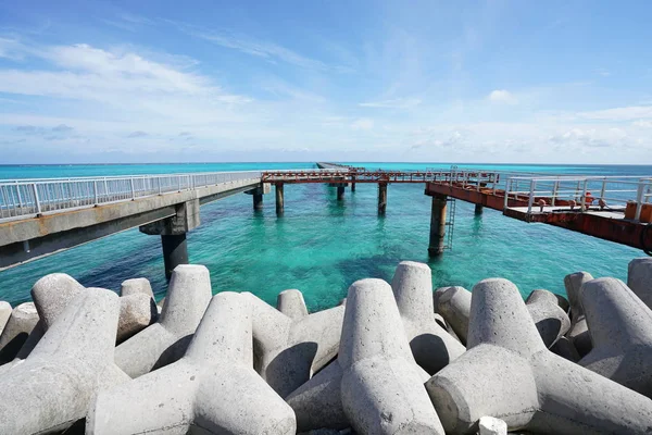 Okinawa, Japan-Temmuz 7, 2018: Shimojishima Havaalanı Pist 17 yaklaşım aydınlatma