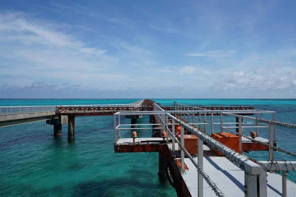 Okinawa, Japan-Temmuz 7, 2018: Shimojishima Havaalanı Pist 17 yaklaşım aydınlatma