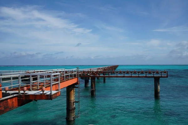 Okinawa, Japan-Temmuz 7, 2018: Shimojishima Havaalanı Pist 17 yaklaşım aydınlatma