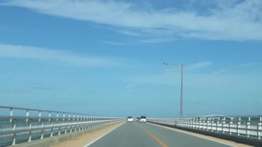 Okinawa, Japan-Temmuz 7, Irabu Adası ve Miyako Adası bağlama Japonya'da en uzun ücretsiz köprü geçen 2018:(Time lapse)