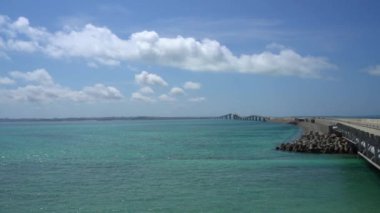 Okinawa, Japan-Temmuz 7, 2018: En uzun ücretsiz Köprüsü Japonya'da Irabu Adası ve Miyako Adası bağlama