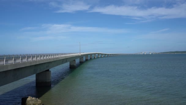 Okinawa Japan Juli 2018 Die Längste Gebührenfreie Brücke Japans Verbindet — Stockvideo