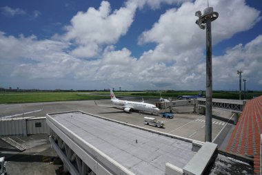 Okinawa, Japan-Temmuz 7, 2018: Miyako Havaalanı asfalt ve pist