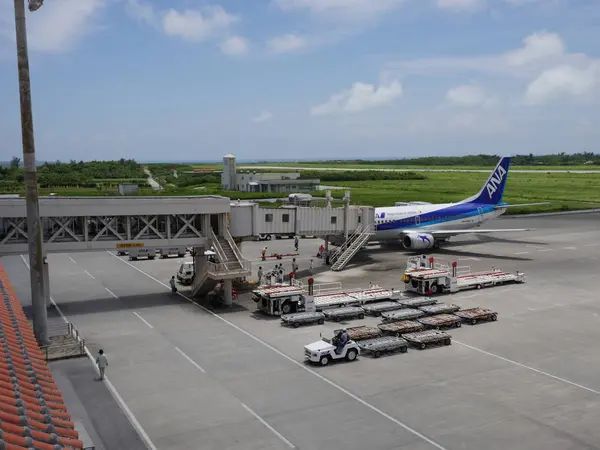 Okinawa, Japan-Temmuz 7, 2018: Miyako Havaalanı asfalt ve pist