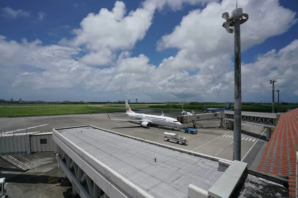 Okinawa, Japan-Temmuz 7, 2018: Miyako Havaalanı asfalt ve pist