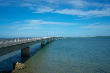 Okinawa, Japan-Temmuz 7, 2018: Irabu Köprüsü, Irabu Adası ve Miyako Adası bağlama Japonya'da en uzun ücretsiz Köprüsü
