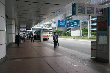 Tokyo, Japonya-Temmuz 4, 2018: Haneda Havaalanı ikinci yurtiçi yolcu terminal otobüs durağı