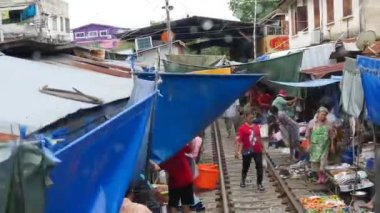 Samut Songkhram, Tayland-Ekim 16, 2016: Mae Klong demiryolu piyasadan Mae Klong hattı tren kabin çift devir görünümünü