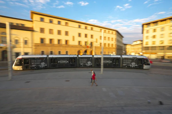 Firenze Italia Julio 2018 Tranvía Pasa Cerca Estación Firenze Santa — Foto de Stock