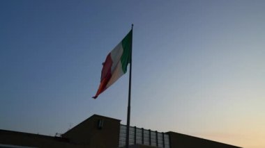 Firenze, İtalya-Temmuz 26,2018: Ulusal bayrak sabahın erken saatlerinde uçan Firenze Santa Maria Novella İstasyonu'na İtalya