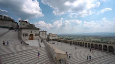 Assisi, İtalya-Temmuz 28, 2018: Piazza Inferiore di S. Francesco ve Via San Francesco yakın Basilica of Saint Francis Assisi