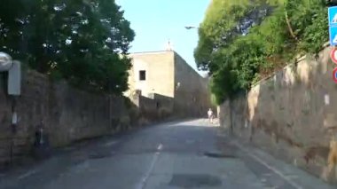 Orvieto, İtalya-Temmuz 28, 2018: (Hızlandırılmış) görünümü, Via Postierla Piazza Cahen ve Piazza Duomo bağlama bir servis otobüsü gelen