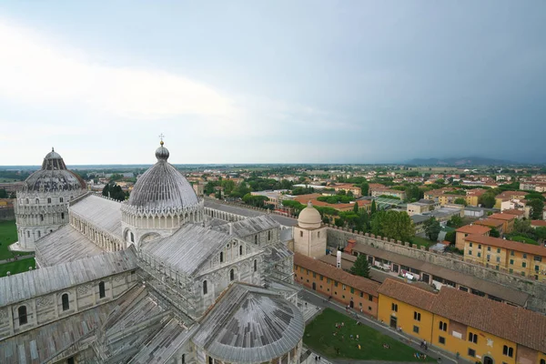 Pisa, İtalya-Temmuz 28, 2018: Pisa görünümü şehir tepesinden Leaning Tower Pisa, İtalya.