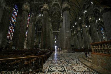 Milan, İtalya-Temmuz 24, 2018: İç Duomo, Milan Gotik Katedrali
