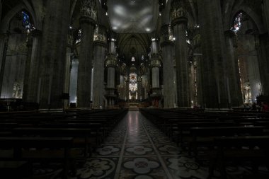 Milan, İtalya-Temmuz 24, 2018: İç Duomo, Milan Gotik Katedrali