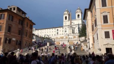Roma, İtalya, 27 Temmuz 2018 - yakınındaki Piazza di Spagna, Trinita dei Monti arka plan ile ünlü merdiven gün batımı görünümü