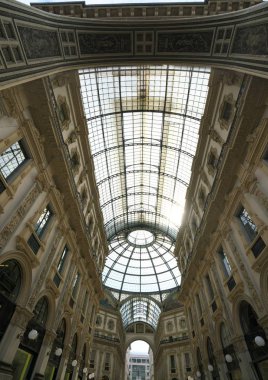 Milan, İtalya-Temmuz 24,2018: Galleria Vittorio Emanuele II, Milan, çatı