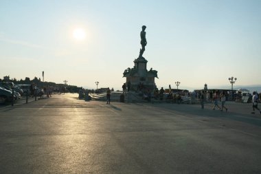 Floransa, İtalya-Temmuz 25, 2018: Piazzale Michelangelo, Floransa gün batımı görünümü