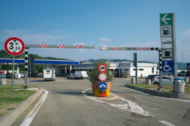 Bologna, İtalya-Temmuz 25, 2018: Servis alanı veya Casalecchio di Reno A1 - otobanı del Sole boyunca dinlenme alanı