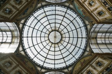 Milan, İtalya-Temmuz 24,2018: Galleria Vittorio Emanuele II, Milan, çatı