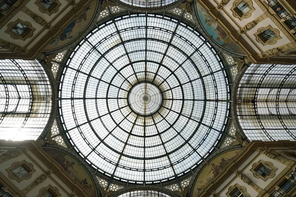 Milan, İtalya-Temmuz 24,2018: Galleria Vittorio Emanuele II, Milan, çatı