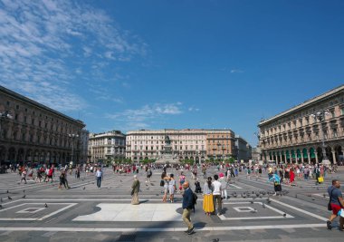 Milan, İtalya-Temmuz 24, 2018: Cathedral Square görünümü veya Piazza del Duomo Milan Katedrali veya Duomo di Milano