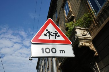 Milan, İtalya-Temmuz 24, 2018: uyarı yol işareti çocukların, bir yol işaret Chiesa di Santa Maria delle Grazie, Milan