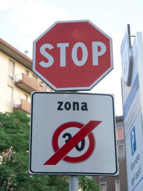 Milan, İtalya-Temmuz 24, 2018: Durdur ve bitiş Danışma hız, Milan, uyarı yol işaret