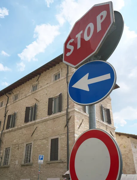 Assisi Italia Luglio 2018 Segnali Stradali Stop Veicoli Soggetti Restrizioni — Foto Stock