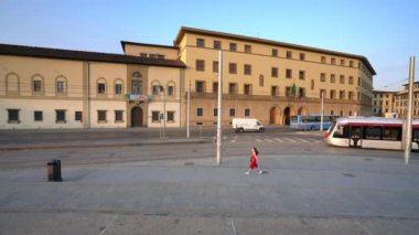 Florence, İtalya-Temmuz 26,2018: A tramvay geçer Floransa Santa Maria Novella İstasyonu, Firenze, Italy doğumundan hemen sonra