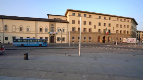 フィレンツェ イタリア 2018 日の出直後後のフィレンツェ イタリア フィレンツェ サンタ マリア ノヴェッラ駅の近く 路面電車通過 — ストック動画
