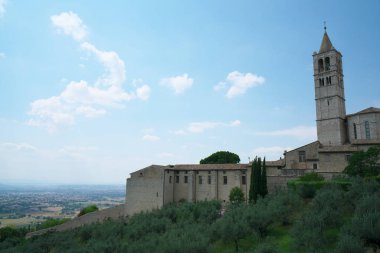 Assisi, İtalya-Temmuz 28, 2018: Görünüm Basilica di Santa Chiara veya Bazilikası St Clare Borgo Aretino caddenin, Assisi 