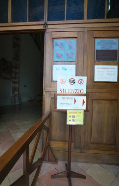 Assisi, İtalya-Temmuz 28, 2018: Görünüm Basilica di Santa Chiara veya Bazilikası St Clare, Assisi 