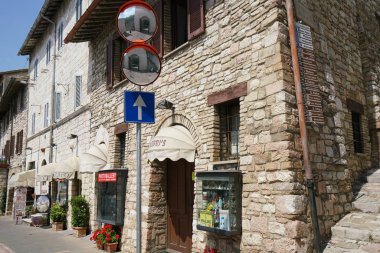 Assisi, İtalya-Temmuz 28, 2018: Assisi'da sokak görünümü 