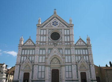 Florence, İtalya-Temmuz 26,2018: Piazza Santa Croce ve Basilica di Santa Croce di Firenze yanan öğlen güneşin