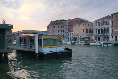 Venice, İtalya-Temmuz 25, 2018: boş Venedik su otobüsü durağı, Ferrovia veya Santa Lucia İstasyonu, Grand canal sabah