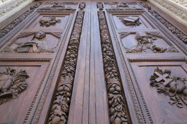 Florence, İtalya-Temmuz 26,2018: Piazza Santa Croce ve Basilica di Santa Croce di Firenze yanan öğlen güneşin