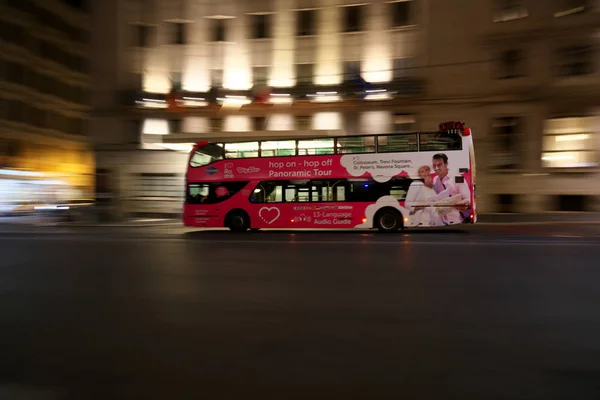 Rzym Włochy Lipiec 2018 Autobus Idzie Dół Cavour Ulica Nocy — Zdjęcie stockowe