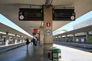 Florence, İtalya-Temmuz 27, 2018: Floransa Santa Maria Novella (Smn) Tren İstasyonu platformu