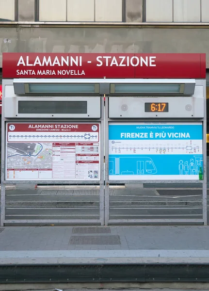 Florence, İtalya-Temmuz 26, 2018: Floransa Santa Maria Novella İstasyonu'na tramvayla platformu sabah