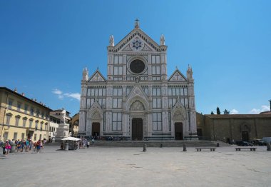 Florence, İtalya-Temmuz 26,2018: Piazza Santa Croce ve Basilica di Santa Croce di Firenze yanan öğlen güneşin