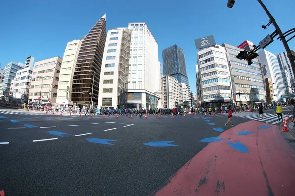 Tokyo, Japonya-Februay 26, 2017: Tokyo maraton Tokyo bir yıllık maraton spor olayı değil. Yaklaşık kırk bin koşucu katılmak.
