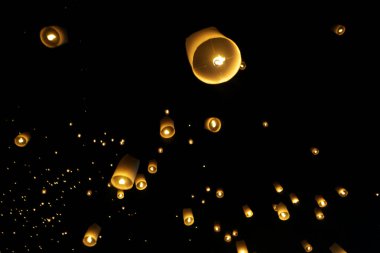 Chiang Mai, Tayland-Kasım 14, 2016: Yüzer fenerler veya Khom Loy Chiang Mai Loy Krathong Festivali