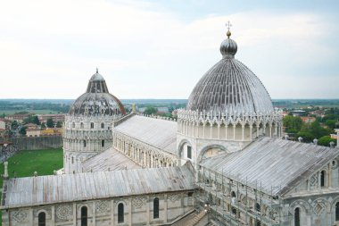 Pisa, İtalya - 26 Temmuz 2018: Pisa Katedrali veya Cattedrale Metropolitana Primaziale di Santa Maria Assunta Leaning Tower of Pisa görüntülendi 